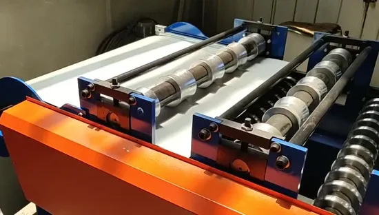 Machine de formage de rouleaux de panneaux de tuiles à double couche de tôle de toit ondulé en acier de fer de tôle de toiture Ibr